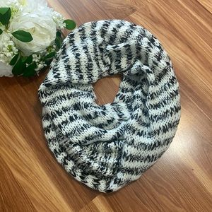 Aeropostale Black & Cream Knit Infinity Scarf
